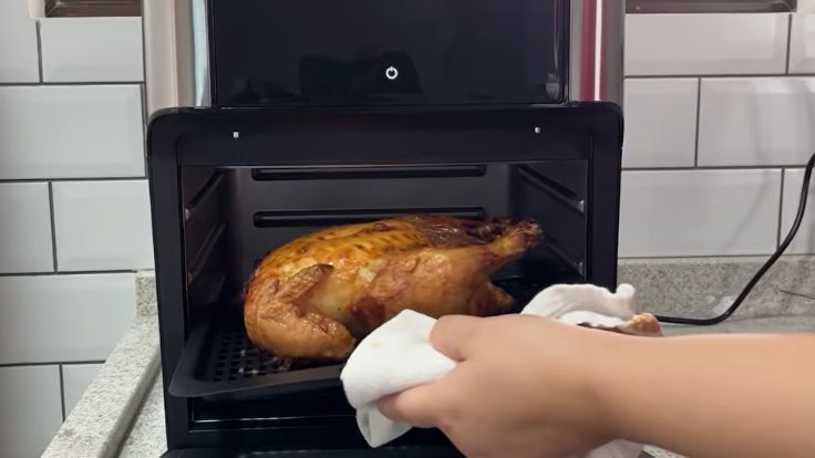 Assando um frango inteiro na airfryer oven Mondial AFON-12-L