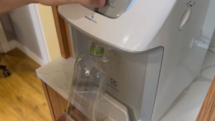 Botão pressionado para encher uma garrafa