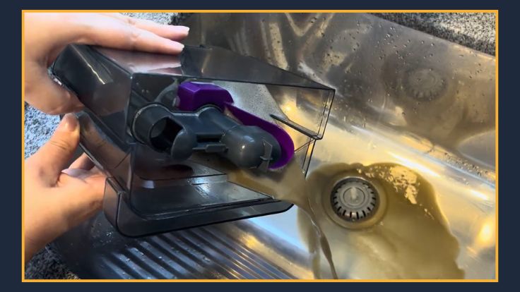 Água suja após a limpeza da cadeira