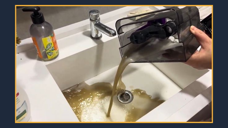 Água suja após a limpeza no colchão